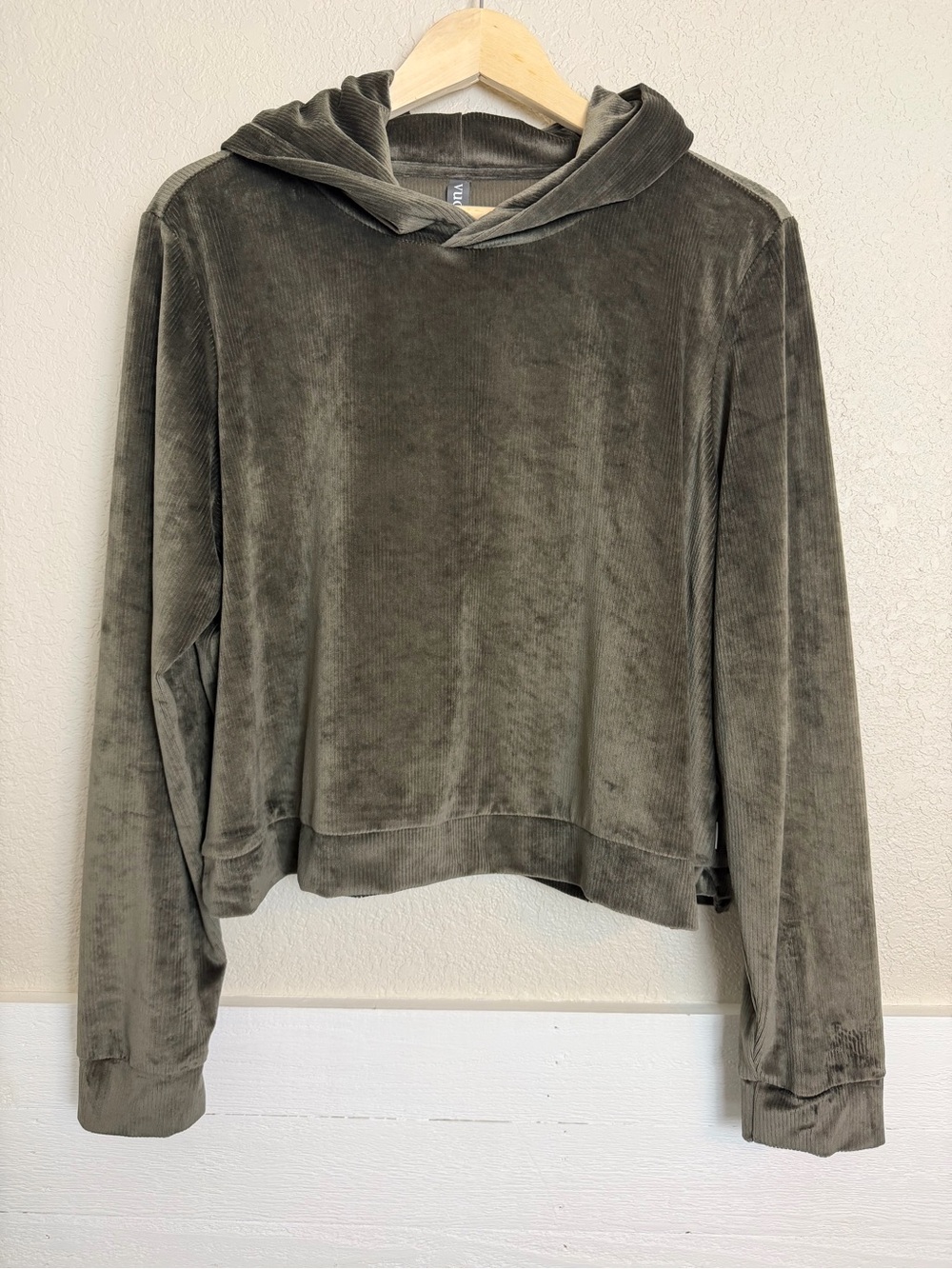 Vuori Haven Hoodie in Moss Dark Green Soft Velvet Crop Pullover Size XL